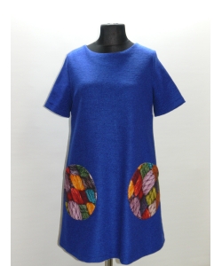 Wełniana sukienka Płaszczyk z kolorowymi kieszeniami - chabrowa
